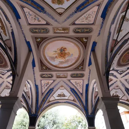 Luxury Frescoed In The Center